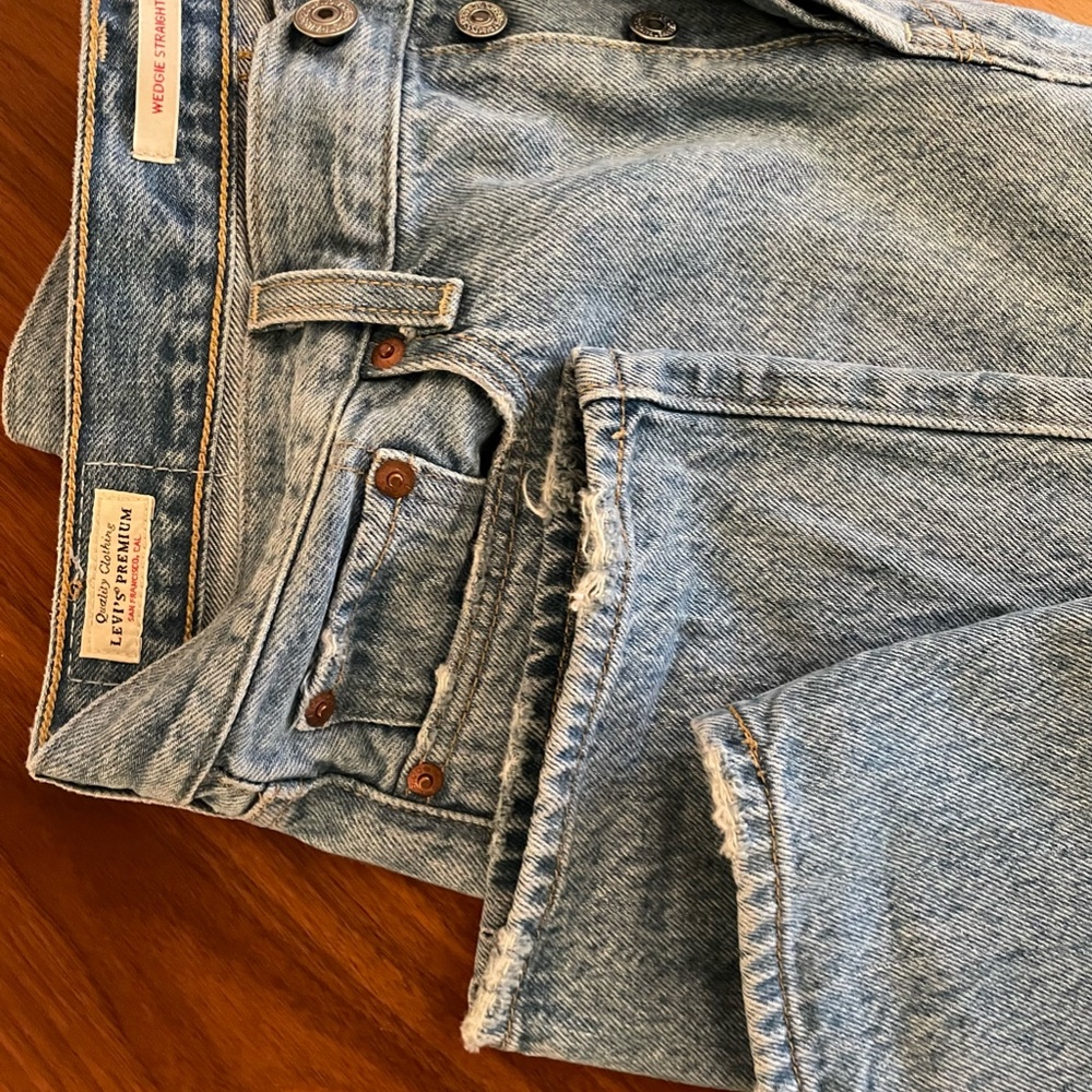 Levi's Premium Wedgie Straight Fit Jeans - Picture 8 of 8